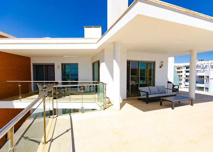 Апартаменты Penthouse Apartment, Superb Sea View 1 Bedroom, Verandas Do Mar At02 *